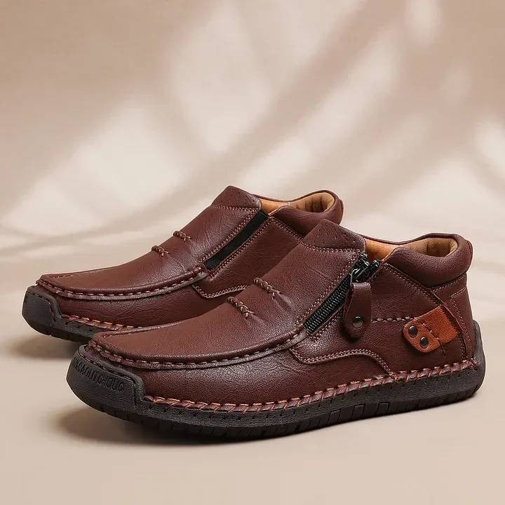 【50% OFF🔥】Férfi prémium bőr outdoor cipő – kézzel varrott, bebújós fazon, magas szár, 38–48