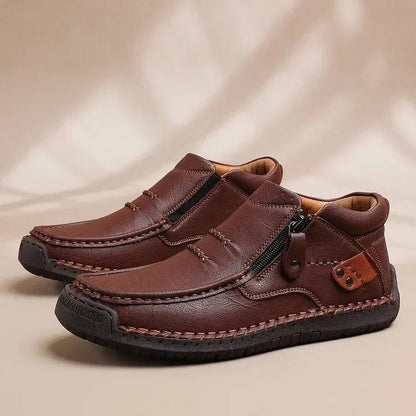 【50% OFF🔥】Férfi prémium bőr outdoor cipő – kézzel varrott, bebújós fazon, magas szár, 38–48