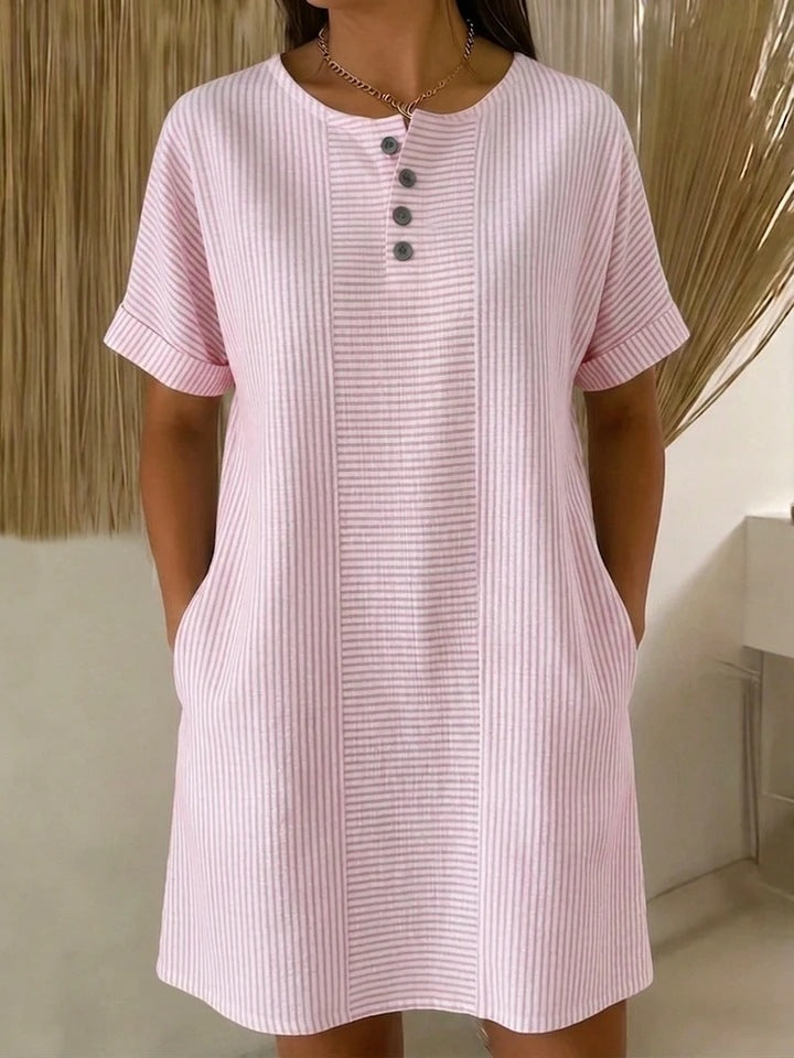 🔥 Poslední den 50% slevy【S-3XL】Nové letní pruhované šaty – lehké, prodyšné a pohodlné, s lichotivým střihem pro štíhlejší vzhled.