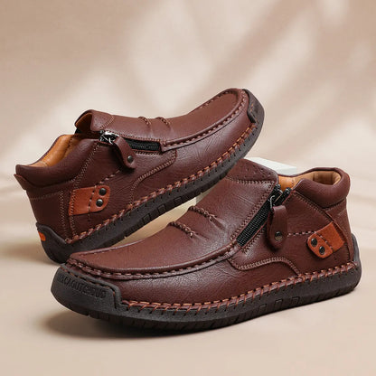 【50% OFF🔥】Férfi prémium bőr outdoor cipő – kézzel varrott, bebújós fazon, magas szár, 38–48