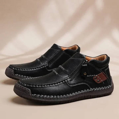 【50% OFF🔥】Férfi prémium bőr outdoor cipő – kézzel varrott, bebújós fazon, magas szár, 38–48