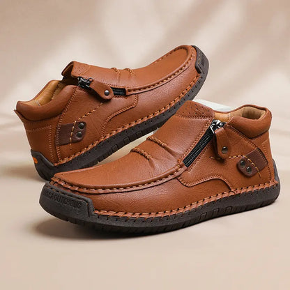 【50% OFF🔥】Férfi prémium bőr outdoor cipő – kézzel varrott, bebújós fazon, magas szár, 38–48