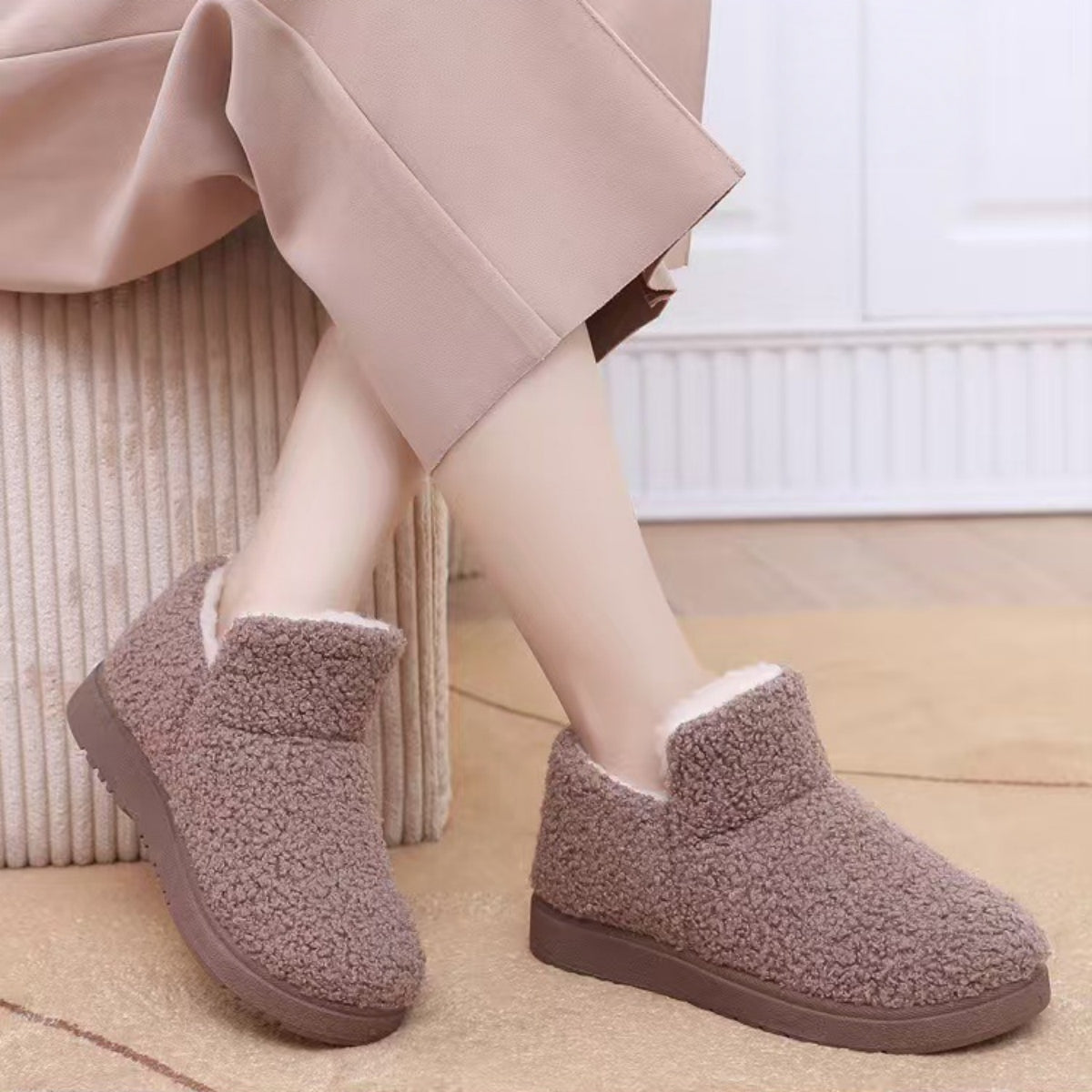 🔥🛒【35-41】 Ravne Tople Čizme za Snijeg od Vune i Baršuna - Antisklizne, Ugodne i Udobne, Savršene za Zimu!