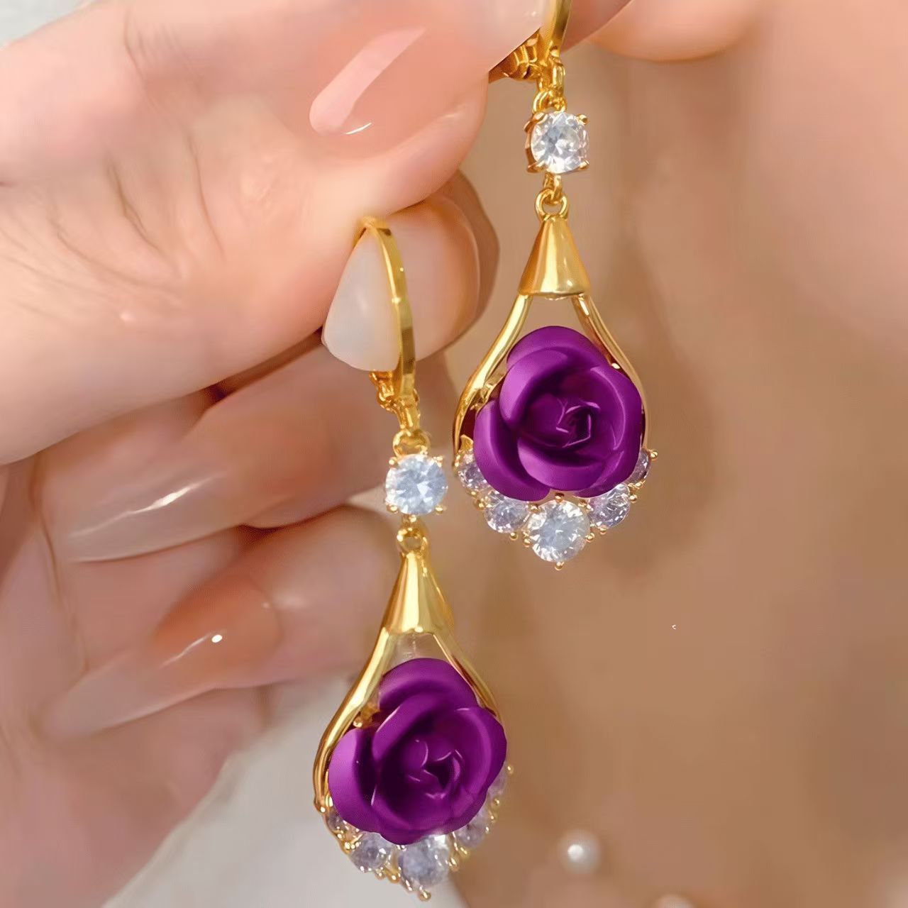 ✨【Kup jeden, drugi gratis】Luksusowe, eleganckie, delikatne kolczyki w kształcie róży