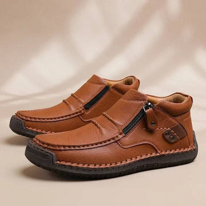 【50% OFF🔥】Férfi prémium bőr outdoor cipő – kézzel varrott, bebújós fazon, magas szár, 38–48